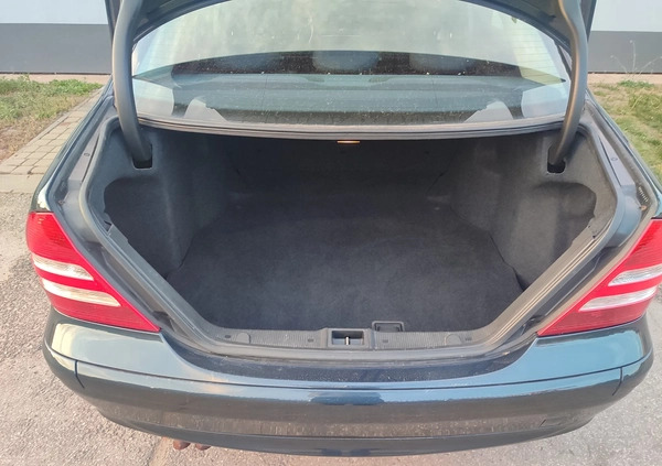 Mercedes-Benz Klasa C cena 18200 przebieg: 238177, rok produkcji 2004 z Starachowice małe 191